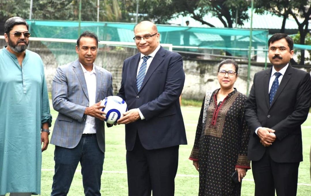 Pak hands 1000 footballs over to BFF