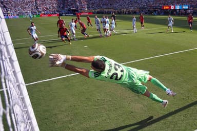 Spain beat 10-man Argentina to win World Cup