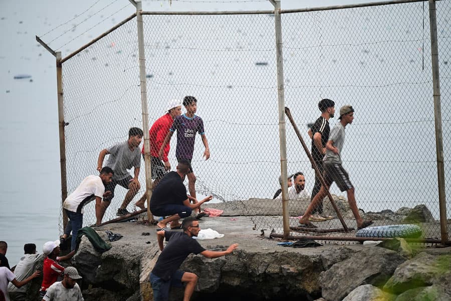 Spain: Migrants leave Ceuta after 57 die in rush