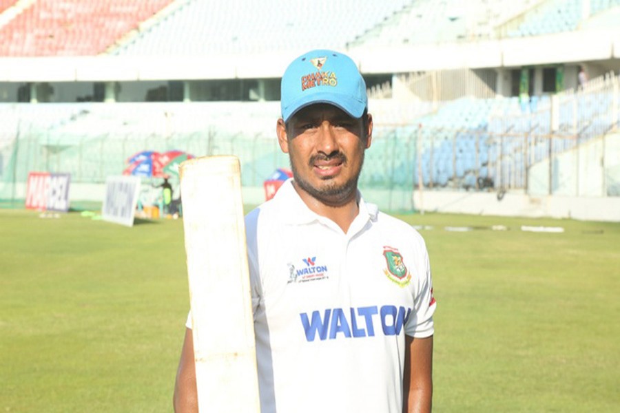 Mohammad Ashraful poses with his bat after scoring century in the match between Dhaka Metro and Chittagong Division during the four-day Walton 19th National Cricket League (NCL) at Zahur Ahmed Chowdhury Stadium in Chittagong on Friday.	— bdnews24.com