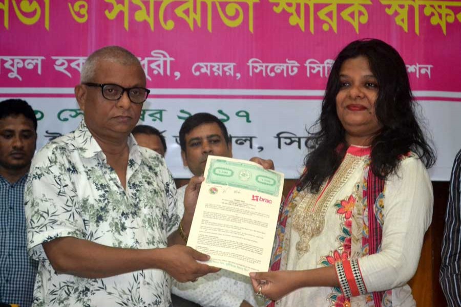 SCC mayor Ariful Haque Chowdhury and BRAC'S Urban Development Pogramme chief Hasina Moshrofa are seen at the MoU signing ceremony in Sylhet on Saturday. 	— FE Photo