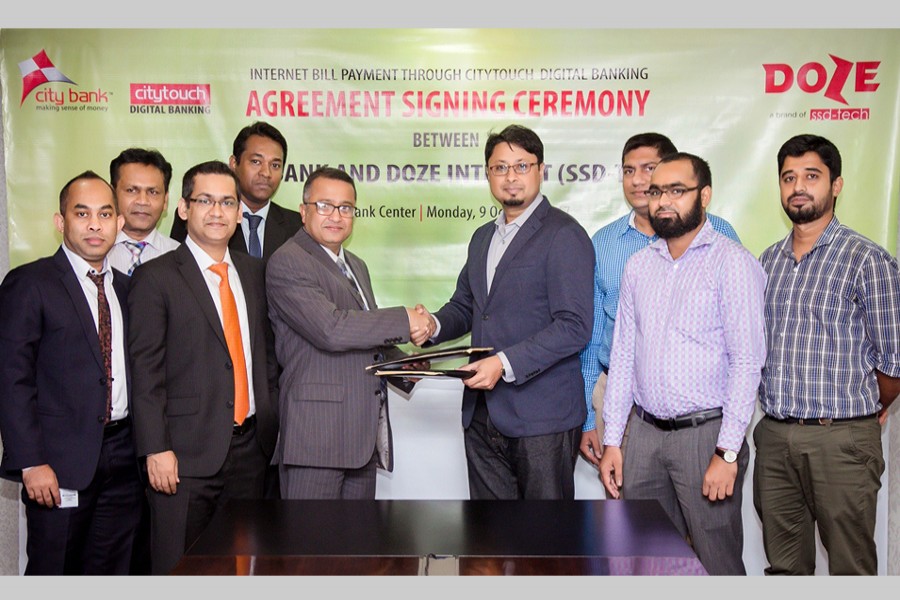 City Bank’s Deputy Managing Director and CIO Kazi Azizur Rahman and SSD-Tech (Doze Internet’s owning company) CEO Hasan Mehdi shaking hands after signing an agreement in Dhaka.