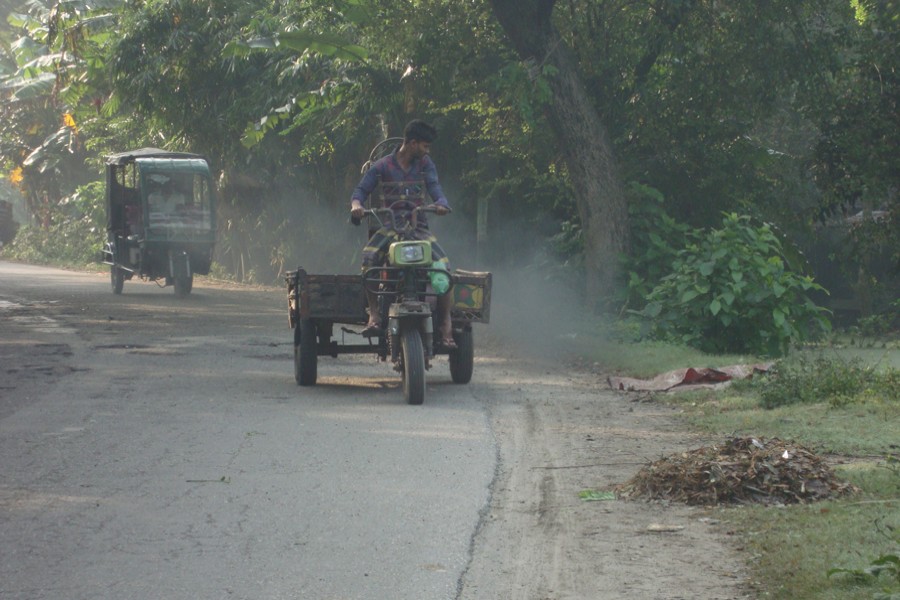 A three-wheeler locally called Nosiman plying on the Gopalganj-Kotolipara Highway under Gopalganj Sadar emitting thick black smoke. 	— FE Photo