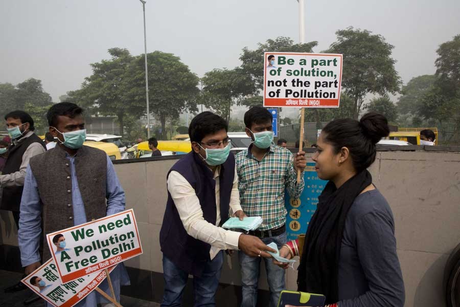 New Delhi residents offered masks