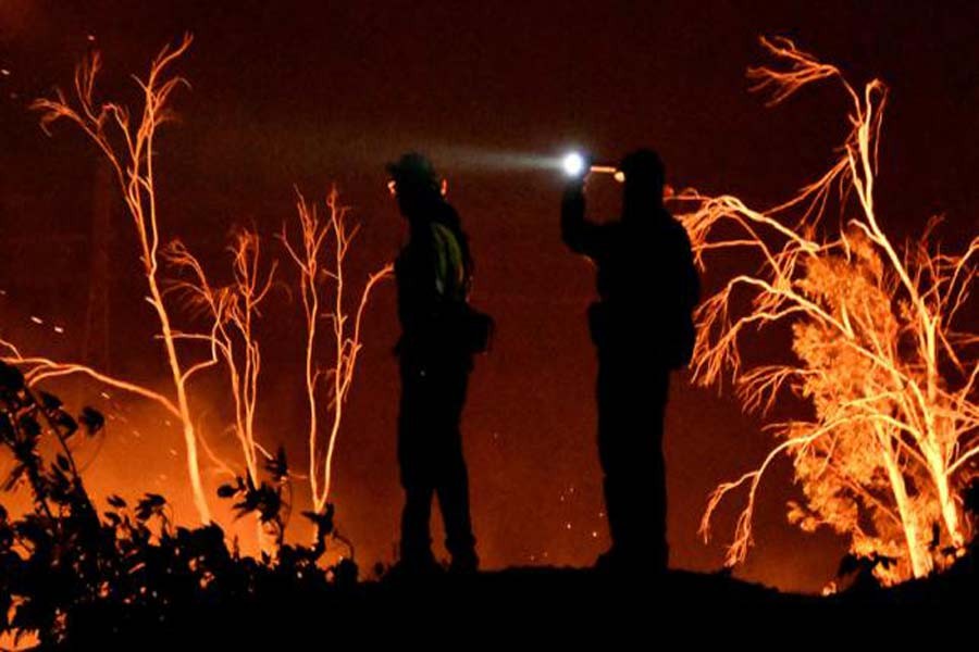 Firefighters keep watch on the Thomas wildfire in the hills and canyons outside Montecito, California, US, December 16, 2017. Photo: Reuters