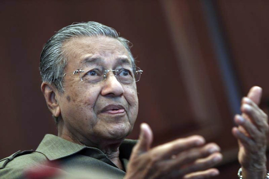 Mahathir apologises for past mistakes