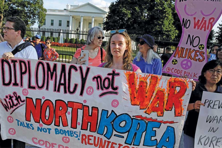 Protesters call for peaceful negotiations with North Korea in front of the White House, Washington, DC on August 09, 2017. 	—Photo: Reuters