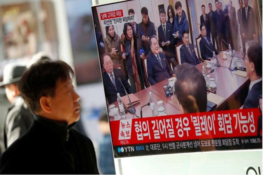 A man watches a TV broadcasting a news report on a high-level talks between the two Koreas in S Korea, Jan 9, 2018.Reuters.