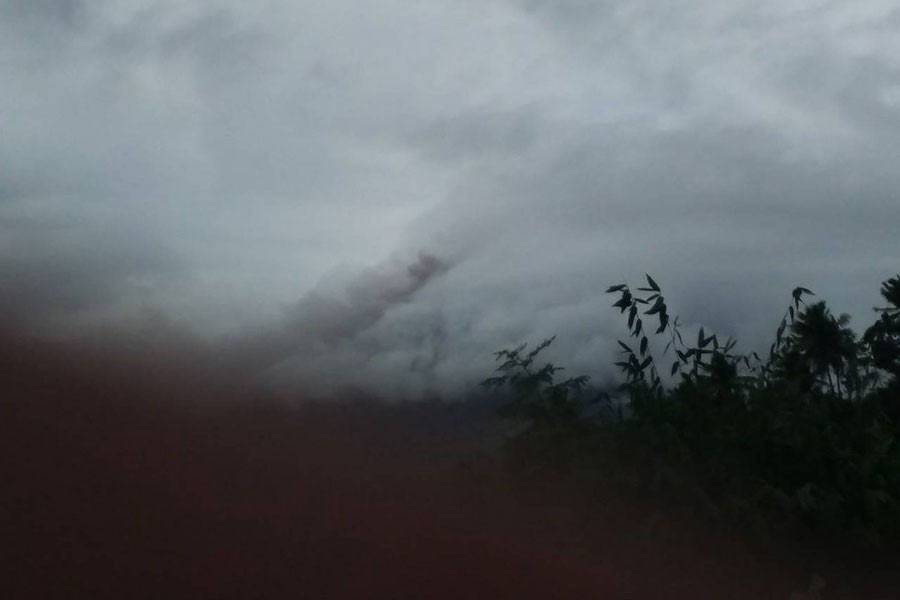 Phreatic eruption at Mayon Volcano at 8:49 am, January 14, 2018. (PHIVOLCS / MANILA BULLETIN)