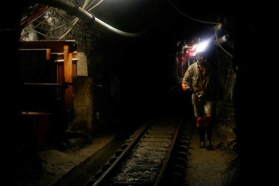Mine security officials walk underground at Sibanye Gold's Masimthembe mine in Westonaria, South Africa, April 3, 2017. Reuters/File Photo