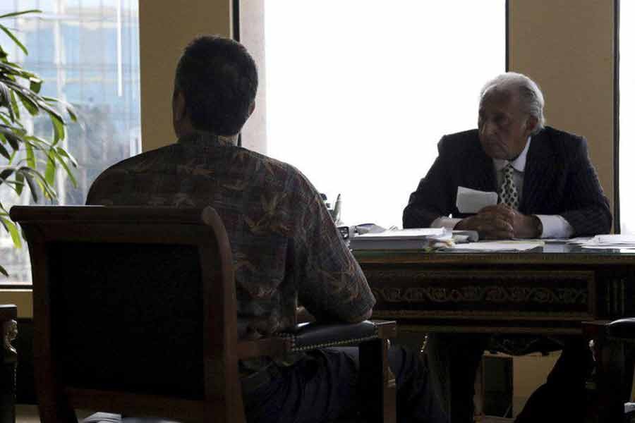 Honolulu attorney Michael Green, right, sits with his client, the former Hawaii Emergency Management Agency employee who sent a false missile alert to residents and visitors in Hawaii, left, during an interview with reporters, Friday, February 2, 2018 in Honolulu,photo: AP