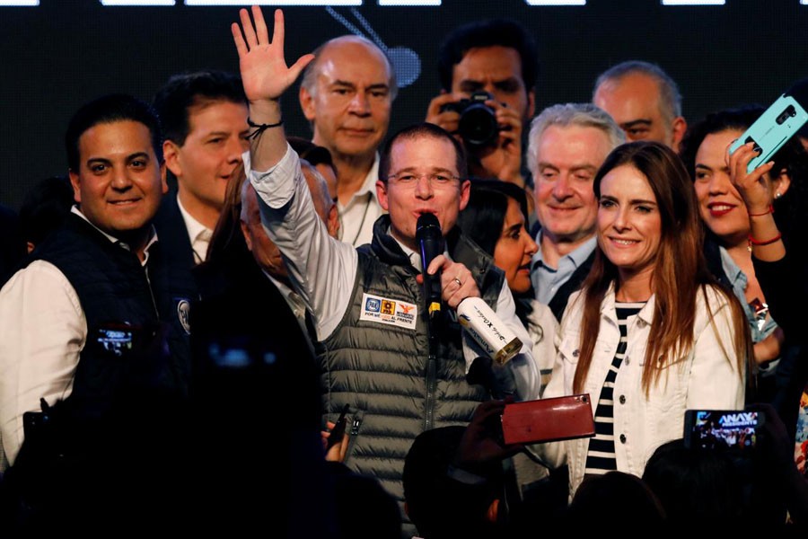 Ricardo Anaya, presidential candidate for the National Action Party (PAN) greets supporters next to his wife Carolina Martinez and members of his left-right coalition during his kick-off presidential campaign in Mexico City, March 30. Reuters/File
