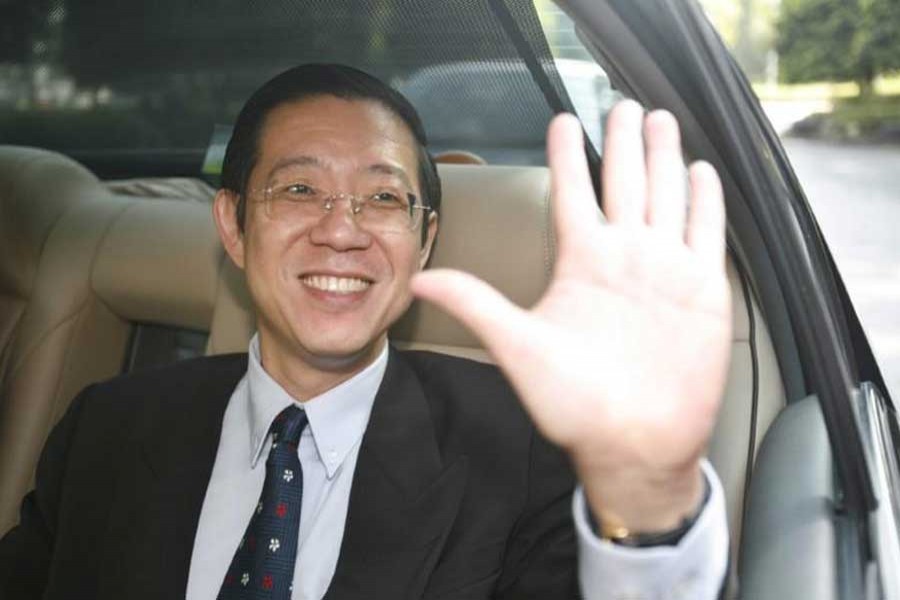 Malaysia's Lim Guan Eng waves to journalists as he arrives at the prime minister's office in Putrajaya outside Kuala Lumpur April 3, 2008. Reuters/File Photo