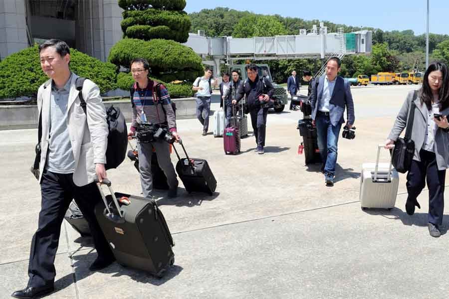 Members of a South Korean media group leave for the Wonsan airport, at Seoul Air Base in Seongnam, South Korea, May 23, 2018. Reuters.
