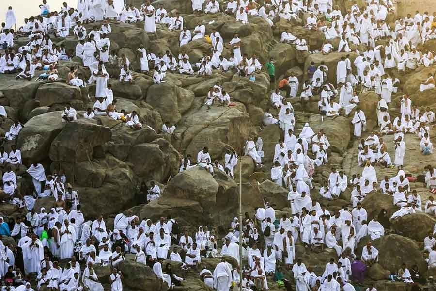Muslims atone for sins at Mt Arafat in Hajj climax