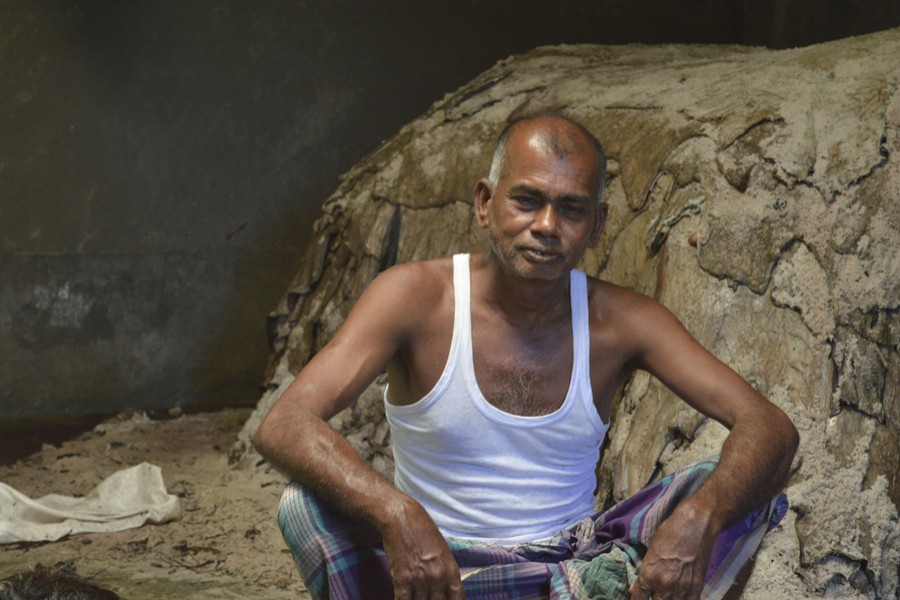 A labourer working at a rawhide processing unit in Notunbazar area of Magura town on Saturday    	— FE Photo