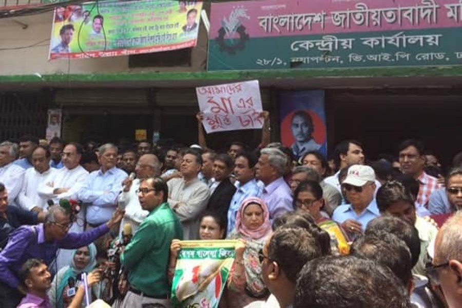 BNP forms human chain for Khaleda's release. File photo