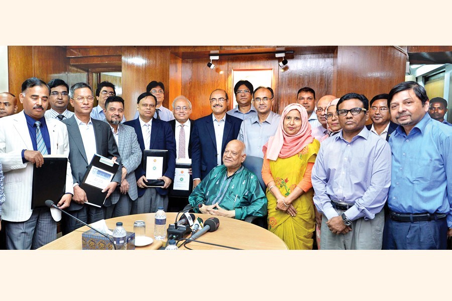 Top officials of Sonali Bank, Janata Bank, Agrani Bank, Rupali Bank and the Bangladesh House Building Finance Corporation posing with Finance Minister AMA Muhith at the signing ceremony of a memorandum of understanding on home loans with the finance ministry at the conference room of the ministry in the city on Tuesday — PID photo