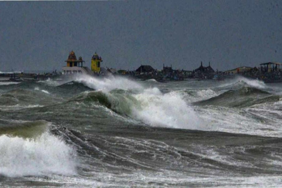 Cyclone ‘Titli’ hits eastern Indian coast with wind, rain