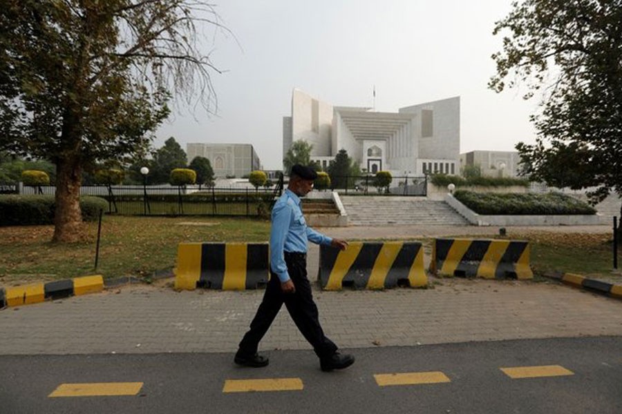 A policeman walks past the Supreme Court building in Islamabad, Pakistan October 31, 2018 – Reuters