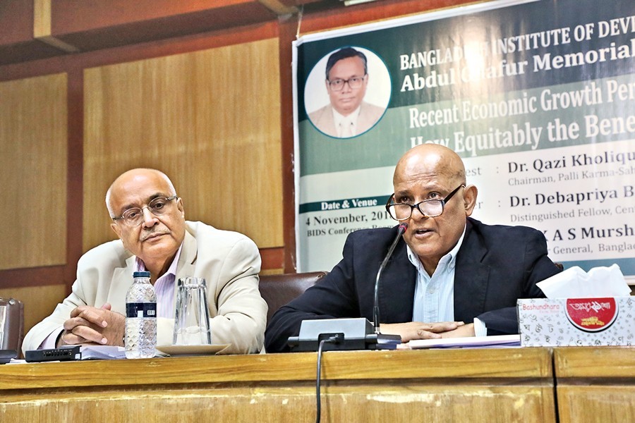 BIDS Director General Dr KAS Murshid addressing Abdul Ghafur Memorial Lecture 2018 at BIDS conference room in the city on Sunday. On his right is CPD's Distinguished Fellow Dr Debapriya Bhattacharya — FE photo
