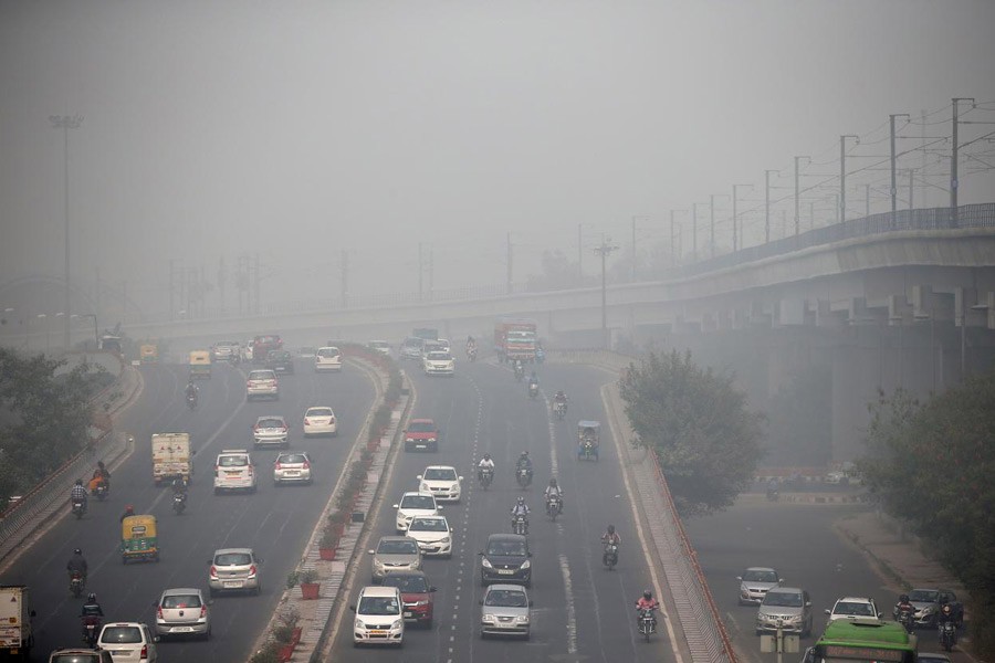 Traffic drives through smog in Delhi, November 7, 2016 - Reuters file photo