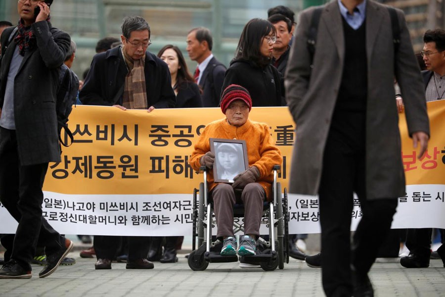 Kim Seong-ju, a victim of wartime forced labor during the Japanese colonial period, arrives in front of the Supreme Court in Seoul, South Korea, November 29, 2018 - REUTERS/Kim Hong-Ji