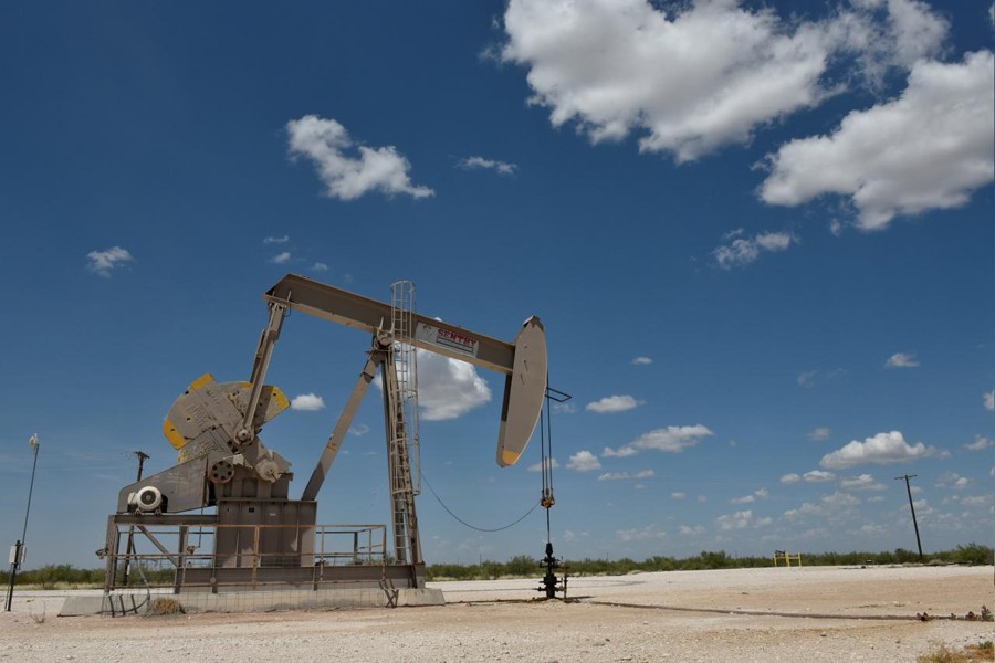 A pump jack operates in the Permian Basin oil production area near Wink, Texas U.S. August 22, 2018. Reuters/File Photo