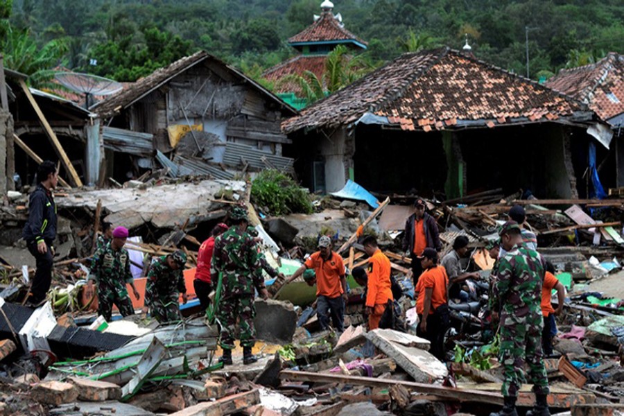 Rescue team members search for victims among debris after a tsunami hit at Rajabasa district in South Lampung, Indonesia, December 23, 2018. Antara Foto/Ardiansyah/ via Reuters