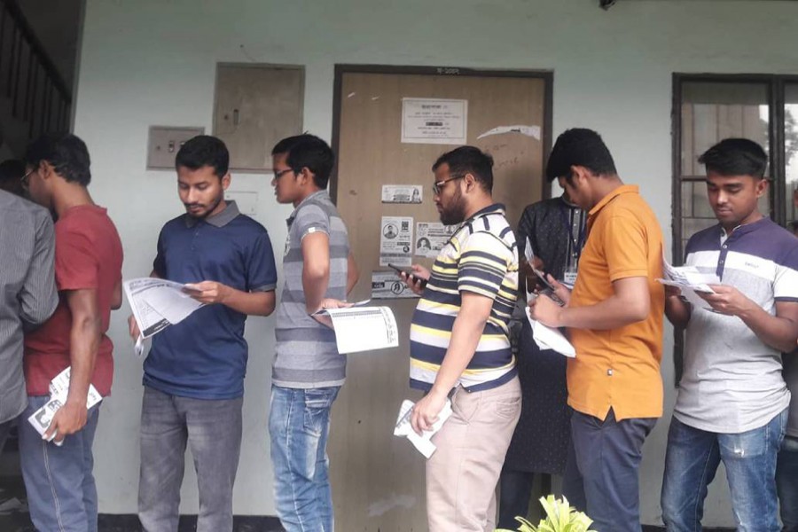 A view of voters standing in long queues at a polling centre to exercise their rights in Dhaka University Central Student's Union election on Monday, March 11, 2019