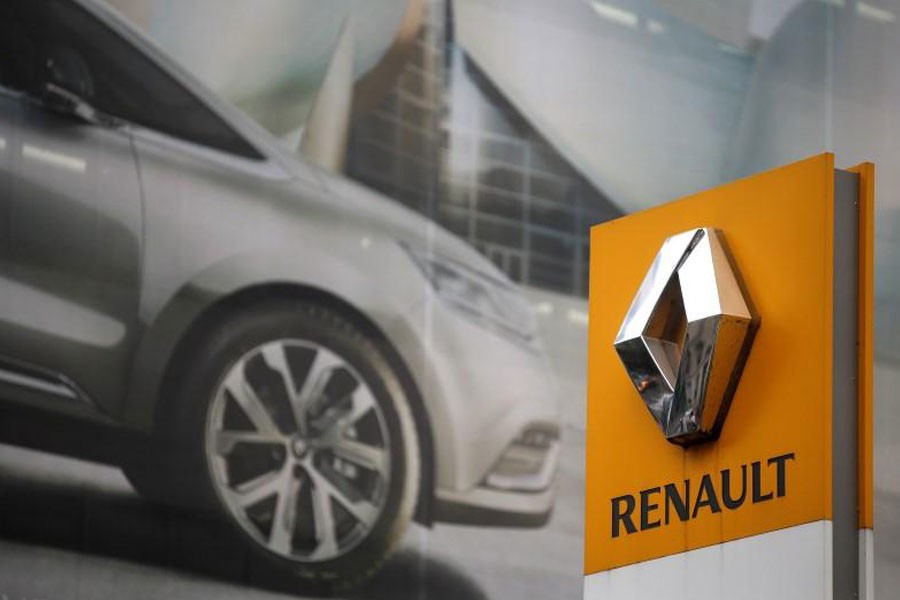 The logo of French car manufacturer Renault is seen in front of an advertisement at a dealership in Paris, November 13, 2015 - REUTERS/Christian Hartmann
