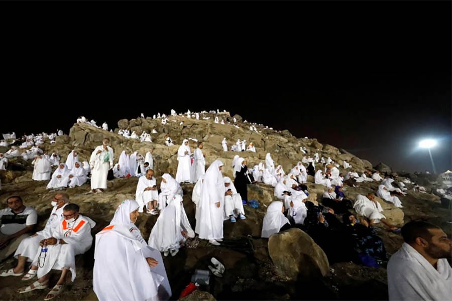 Two million hajj pilgrims gather on Mount Arafat