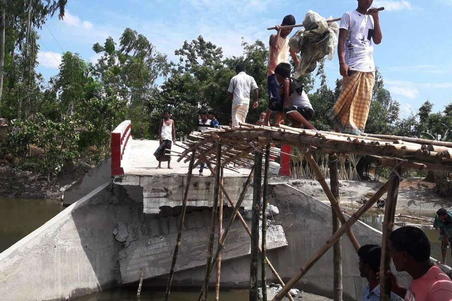 Bridge collapses only three months after construction