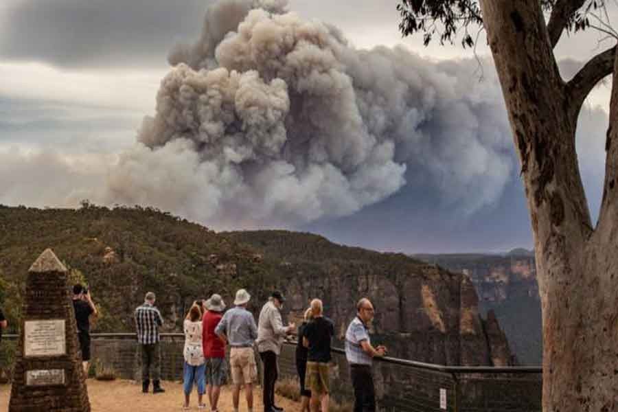 Bushfires destroy homes near Sydney