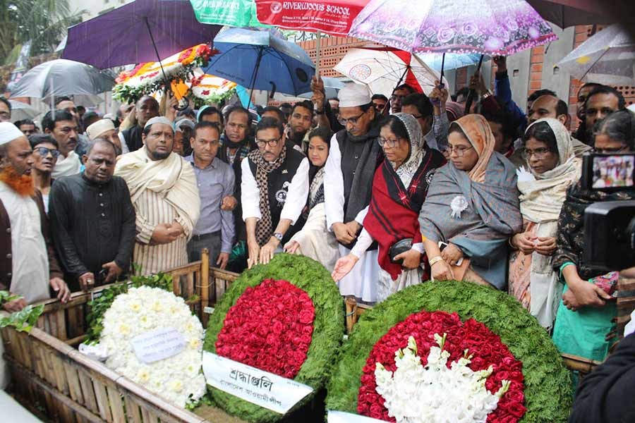 Awami League leaders paying homage to their former general secretary Syed Ashraf by placing wreaths on his grave at Banani in the capital. -Focus Bangla Photo