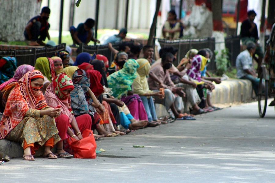 Low income people in Dhaka’s Eskaton area waiting for people to come and provide some relief assistance for them during the government-enforced lockdown in the country — Focus Bangla/Files