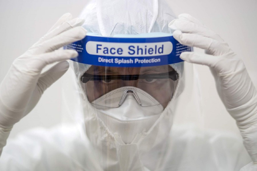 A medical worker puts on a face shield during a drill as part of preparations for a potential Middle East respiratory syndrome (MERS) outbreak, at a private hospital in Bangkok, Thailand on June 24, 2015 — Reuters/Files