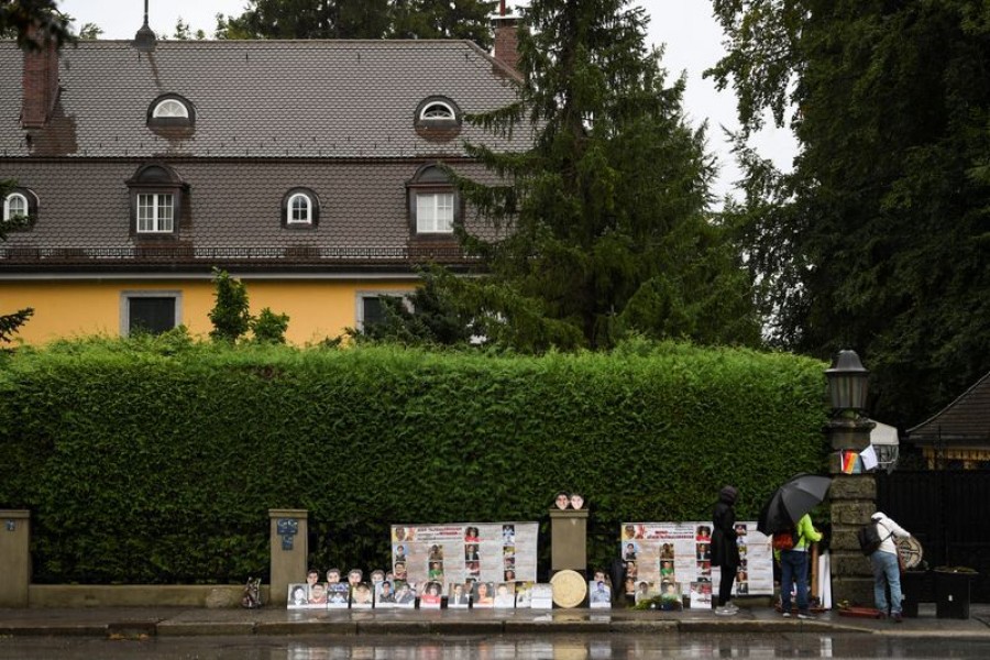 Thai activists demonstrate in front of a villa where Thai King Maha Vajiralongkorn often resides in Tutzing, Germany, September 25, 2020 — Reuters/Files