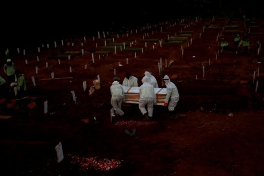 Municipality workers carry a coffin at a cemetery complex provided by the government for coronavirus disease (Covid-19) victims in Jakarta, Indonesia — Reuters/Files