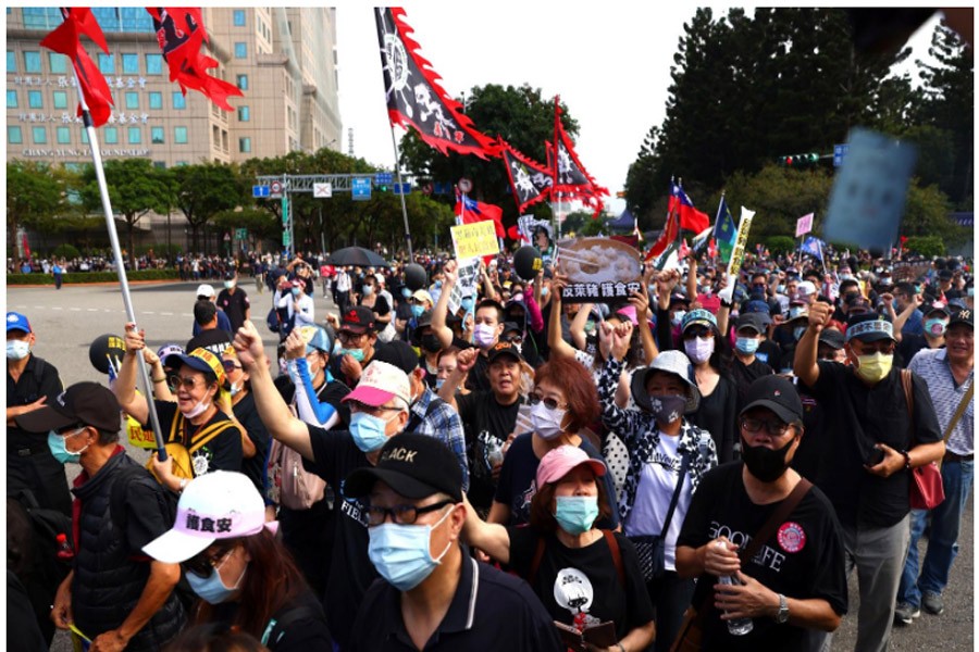 Thousands join Taiwan demonstration, anger focused on US pork