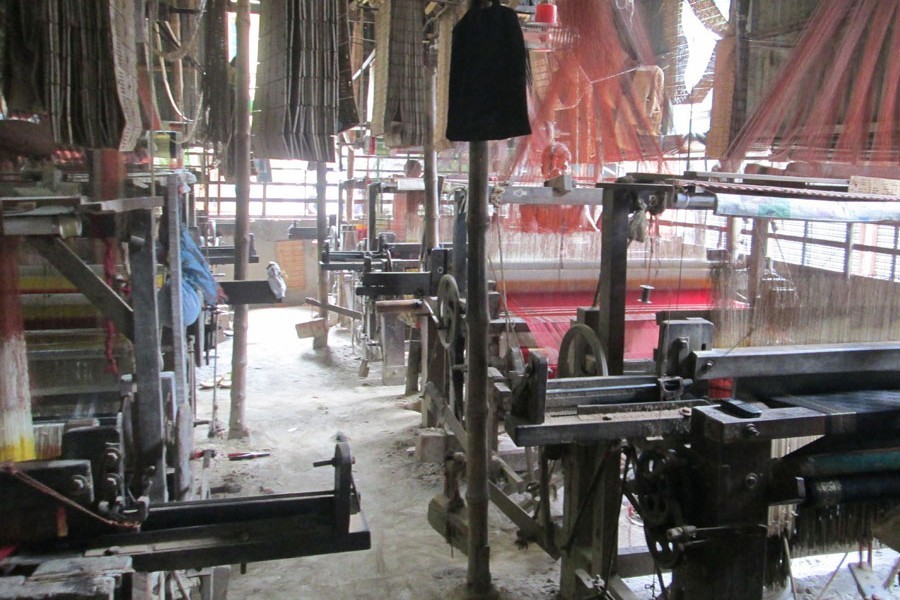 A partial view of a handloom factory in Pabna’s Bera — FE Photo