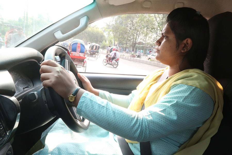 A woman driving a car in Dhaka 	—FE Photo