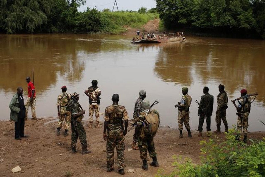 FILE PHOTO: Seleka fighters gather before crossing a river near town of Kuango, close to the border of Democratic Republic of Congo June 9, 2014. REUTERS/Goran Tomasevic