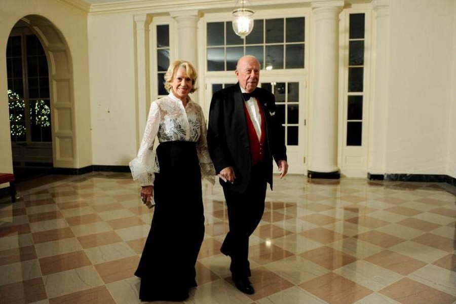 Former US Secretary of State George Shultz arrives with his wife Charlotte for the state dinner hosted by US President Barack Obama and first lady Michelle Obama for President of China Hu Jintao at the White House in Washington, January 19, 2011 — Reuters/Files