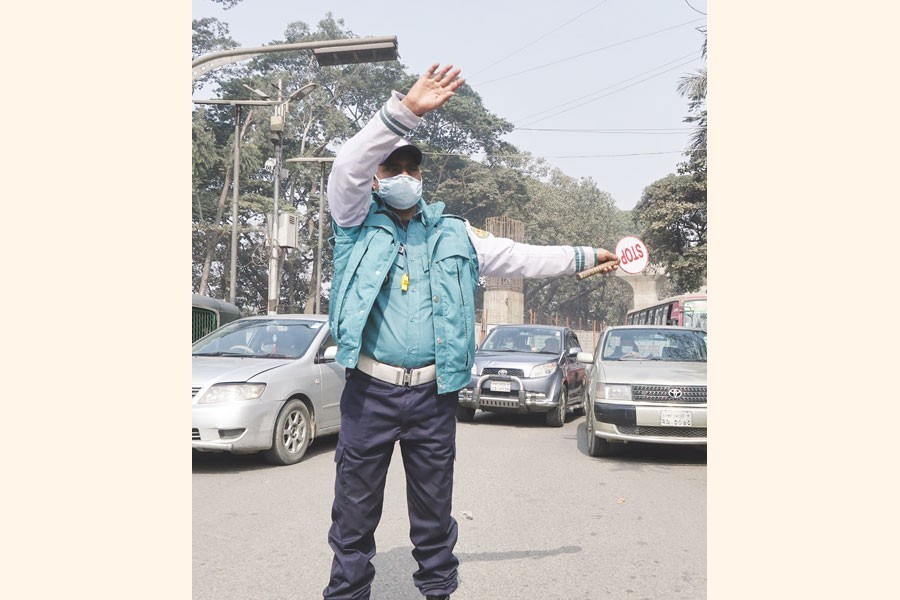 A policeman controlling traffic by waving his hands — FE Photo