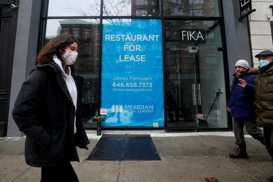 People walk past a shuttered restaurant amid the coronavirus disease (COVID-19) pandemic in the Manhattan borough of New York City, New York, US, February 9, 2021. REUTERS/Carlo Allegri