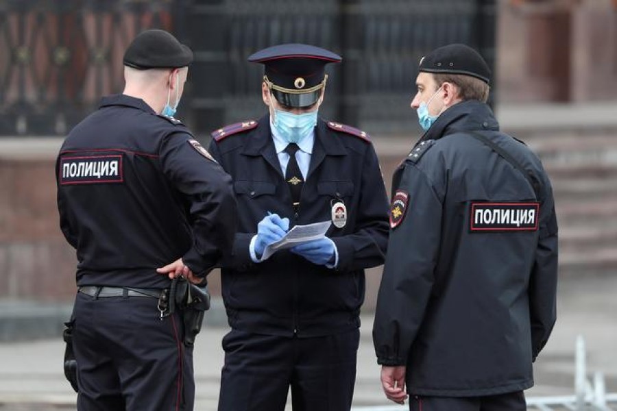 Police officers wearing protective face masks speak in a street amid the outbreak of the coronavirus disease (COVID-19) in Moscow, Russia May 6, 2020. REUTERS/Evgenia Novozhenina