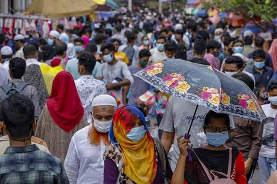 People overcrowd the shops in Dhaka's New Market without maintaining physical distancing for shopping amid a second wave of deadly coronavirus infections on Friday ahead of Eid-ul-Fitr. -bdnews24.com photo