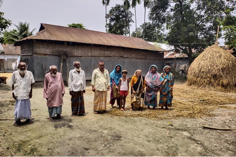 Photo shows the members of the victim families at Sheknapara under Khuniagach union of Lalmonirhat sadar upazila — FE Photo