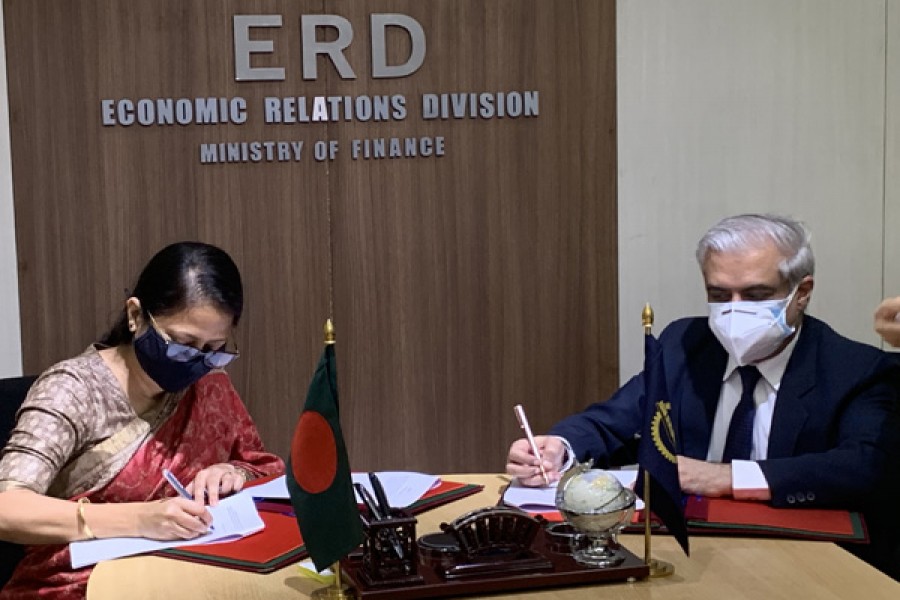 Govt signs $940m loan agreement with ADB to purchase vaccines